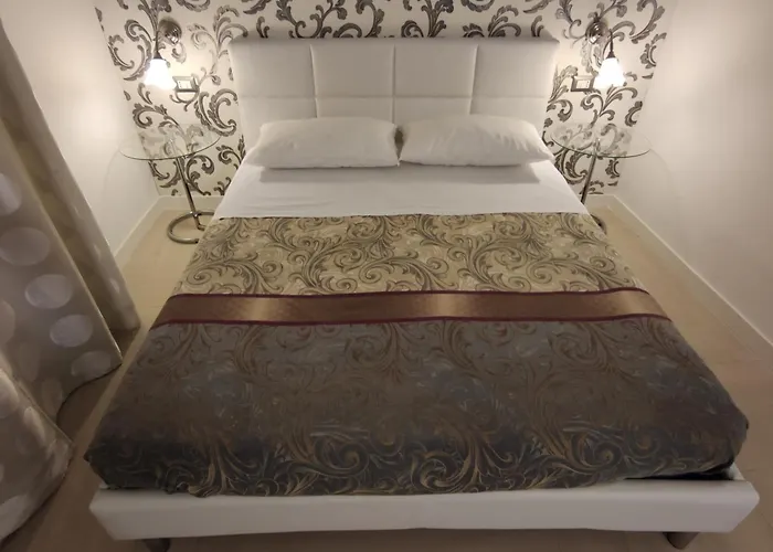 Sami Rooms: Theater District Retreat near Ortigia